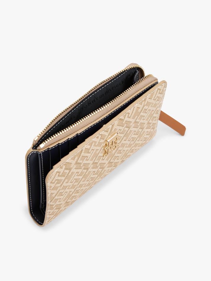 3A7E9D67-BA61-3DE6-410B-013508DD63BE